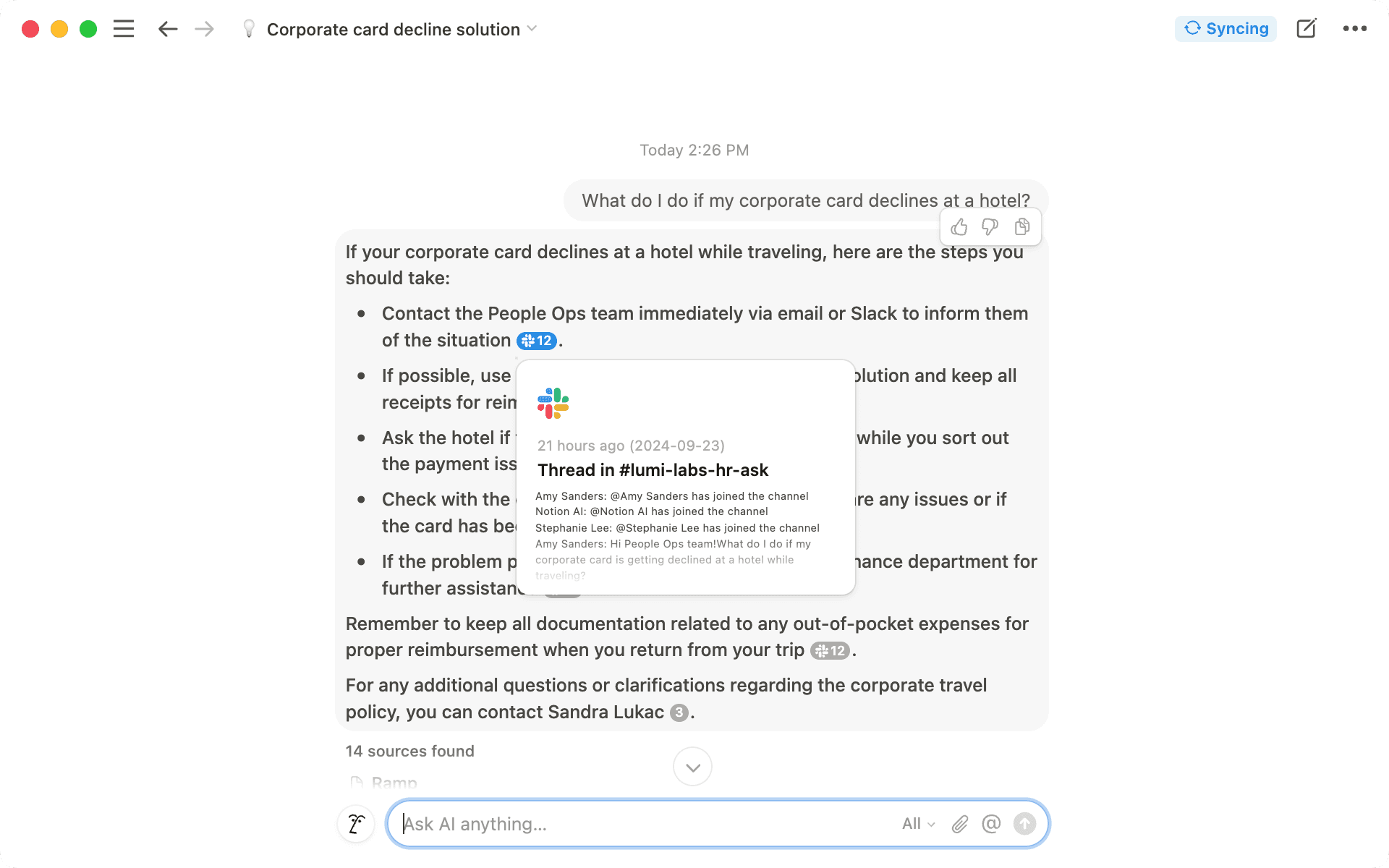Haz preguntas a la IA de Notion sobre la política de RR. HH. de la empresa y te dará respuestas precisas. Extraerá información no solo de la base de datos de tu empresa, sino también de las conversaciones de Slack donde se discuten temas relacionados.